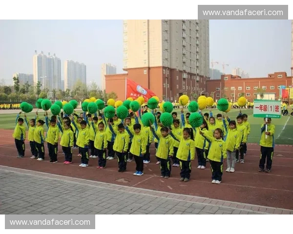 小学足球赛场精彩瞬间全景呈现孩子们拼搏奔跑与欢笑时刻美好瞬间